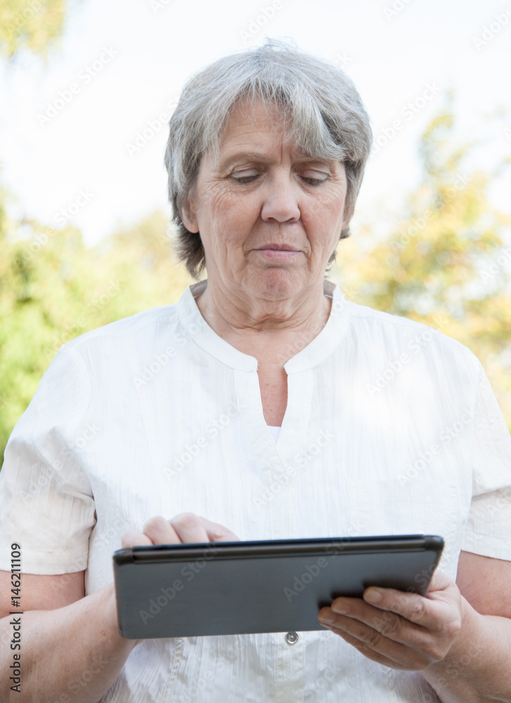 Seniorin nutzt tablet pc Seniorin nutzt tablet pc