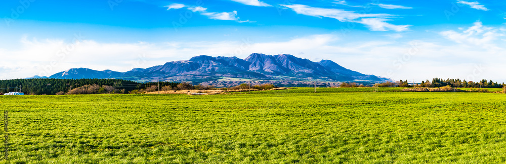 新緑の牧場と九重連山_熊本県産山村から見る新緑の草原とくじゅう山
