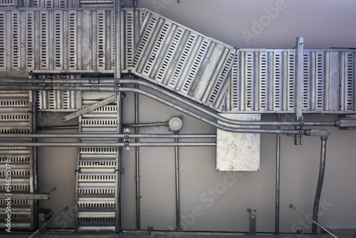 Fotografi The cable tray and piping construction