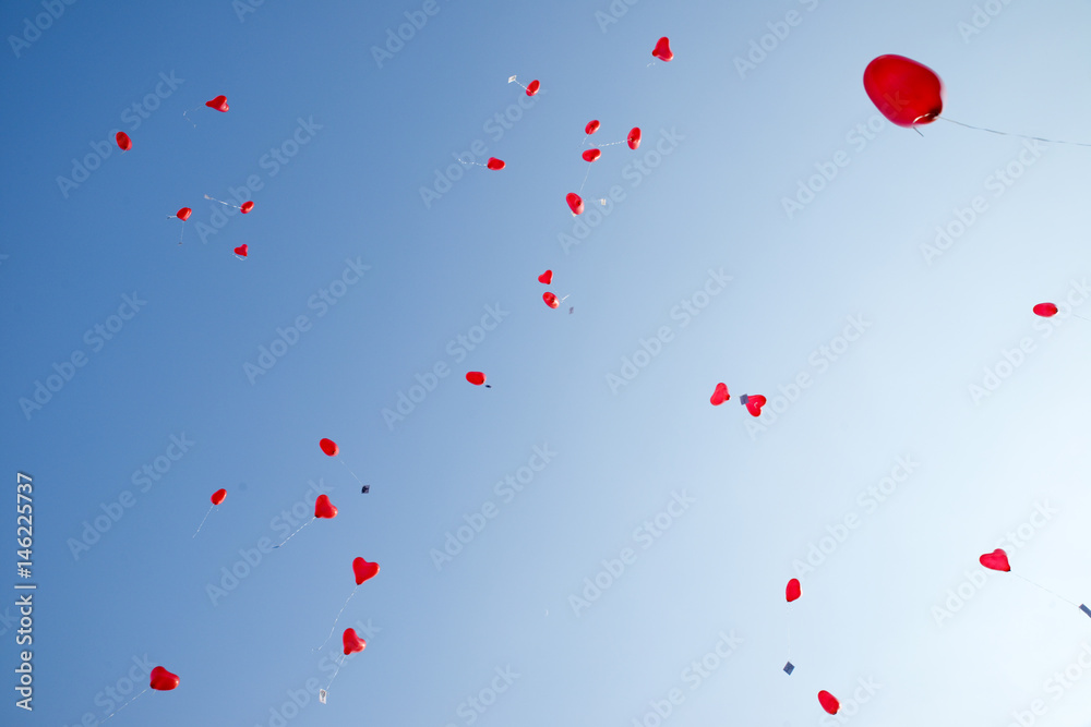 Himmel mit Luftballons in Herzform Himmel mit Luftballons in Herzform