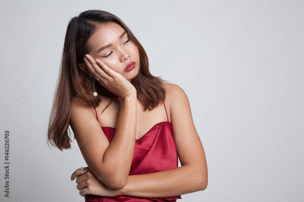 Beautiful young Asian woman get bored.