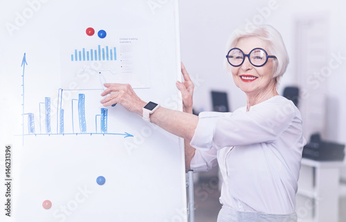 Photos Smiling businesswoman showing the diagram