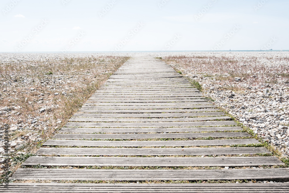 Obraz premium allée chemin mer océan horizon ciel aller avenir route latte bois galet plage perspective