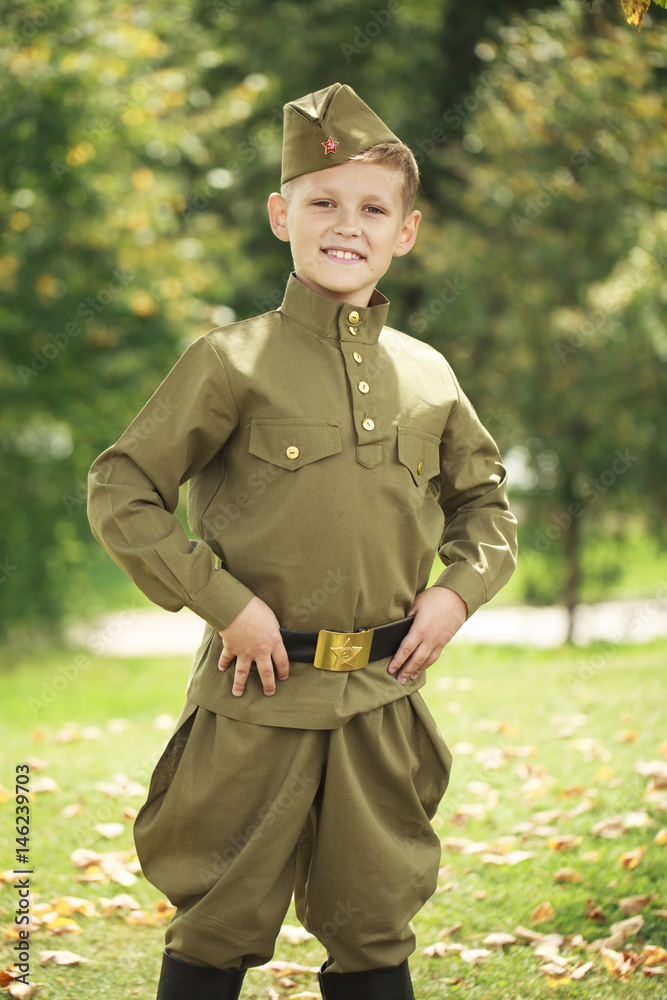 enviar Paradoja Saludo Little boy in military uniform of the Soviet Army foto de Stock | Adobe Stock enviar Paradoja Saludo Little boy in military uniform of the Soviet Army foto de Stock | Adobe Stock