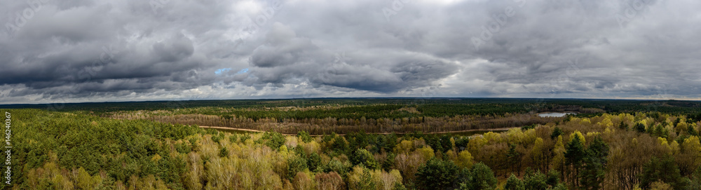 Dramatischer Wolkenhimmel über dem Müritz-Nationalpark bei Speck (Blick nach Nordosten)