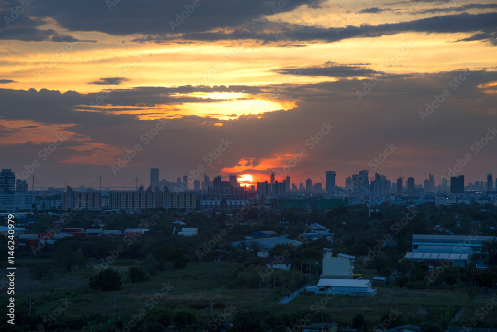 Obraz premium Sylwetka budynku miejskiego i piękny zachód słońca w Bangkoku w Tajlandii.
