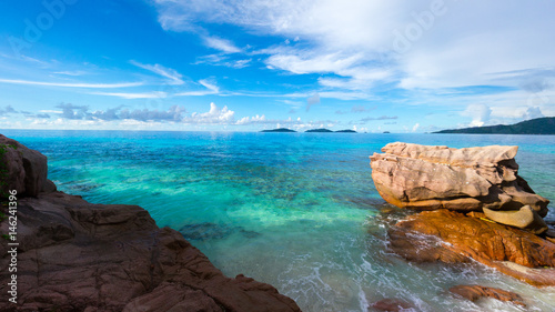 Fototapeta Naklejka Na Ścianę i Meble -  Granitfelsen an der Küste von La Digue, Seychellen 
