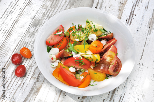 assiette de salade de tomates sur une table