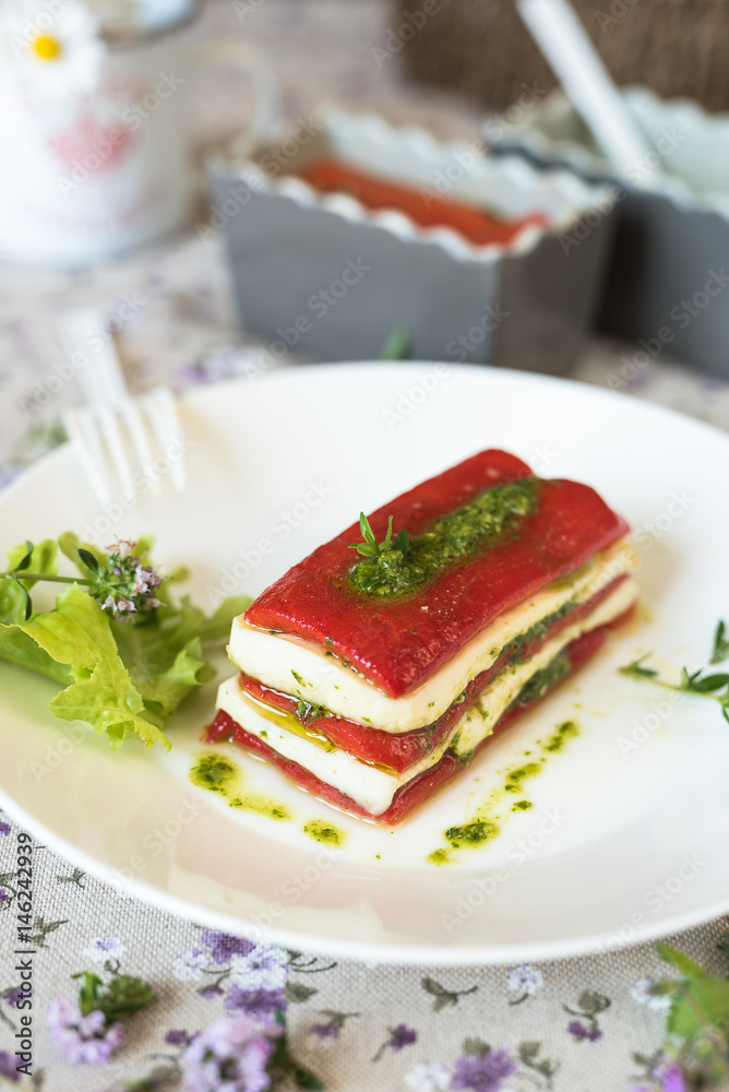terrina vegetariana con peperoni, formaggio fresco e pesto per un pic nic all'aria aperta terrina vegetariana con peperoni, formaggio fresco e pesto per un pic nic all'aria aperta