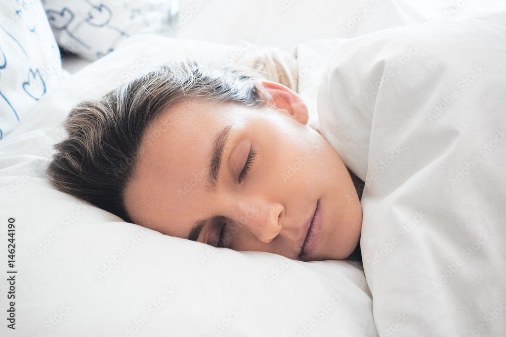 Donna dorme a letto, relax Stock Photo | Adobe Stock