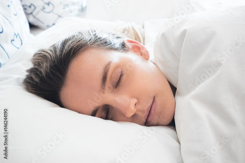 Donna dorme a letto, relax photo