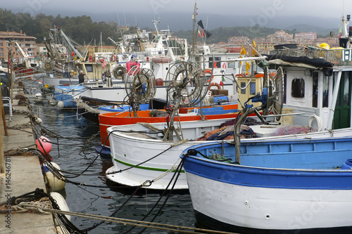 Barche da pesca ormeggiate al porto