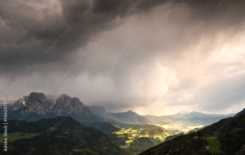 Dunkle Regenwolken über dem Eisacktal in Südtirol