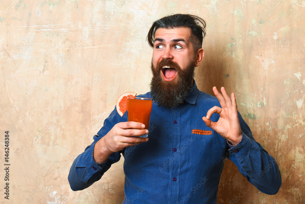 Fototapeta premium Brutal hipster holding tropical alcoholic fresh cocktail