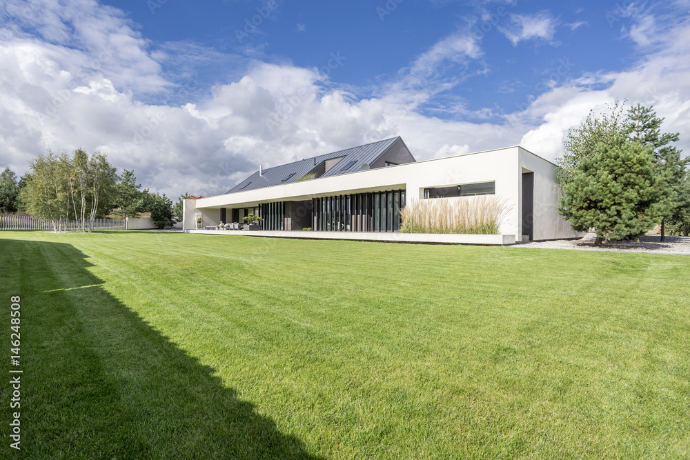 Obraz premium Villa with backyard