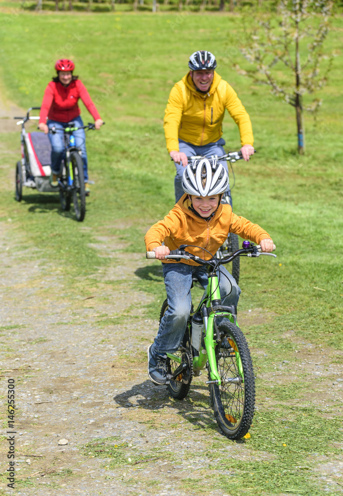 kesser Junge bei einer radtour mit seinen Eltern kesser Junge bei einer radtour mit seinen Eltern