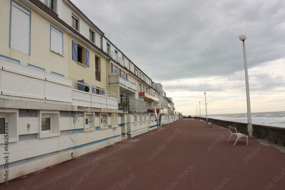 Perspective d'immeuble sur quai maritime
