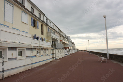 Perspective d'immeuble sur quai maritime