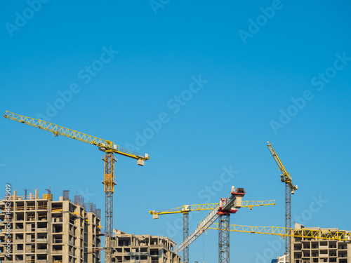 Fotografía the construction site on which to build high-rise buildings, background blue sky