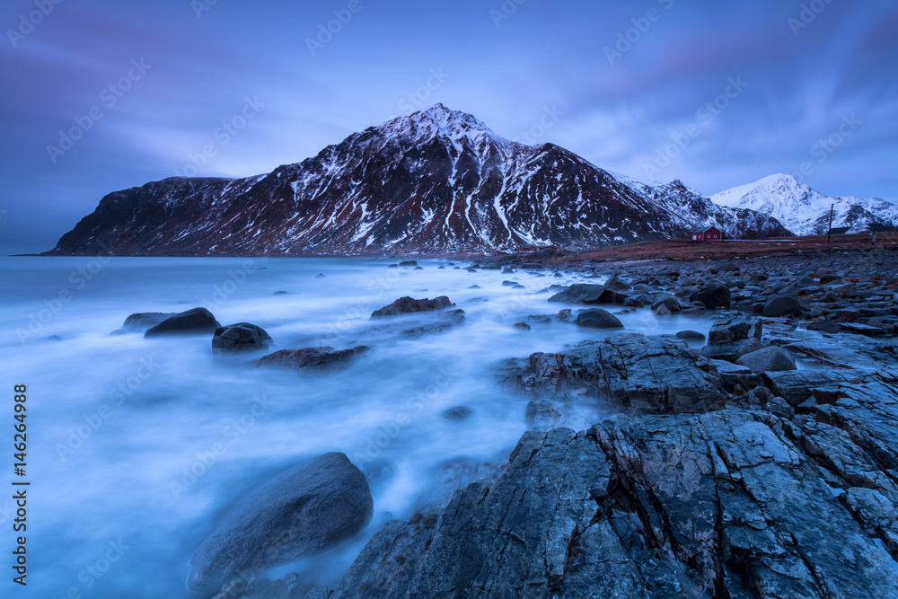 Langzeitbelichtung zur Blauen Stunde an der Küste der Lofoten auf Norwegen