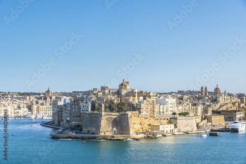 Fototapeta Naklejka Na Ścianę i Meble -  View of Grand Harbour and Senglea peninsula with Fort Saint Michael from the Upper Barrakka Gardens. Isla. Malta