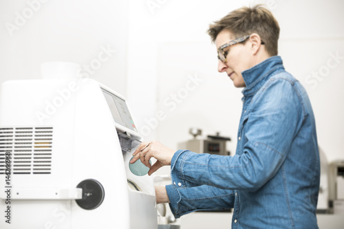 woman hone the edge of the eyeglasses