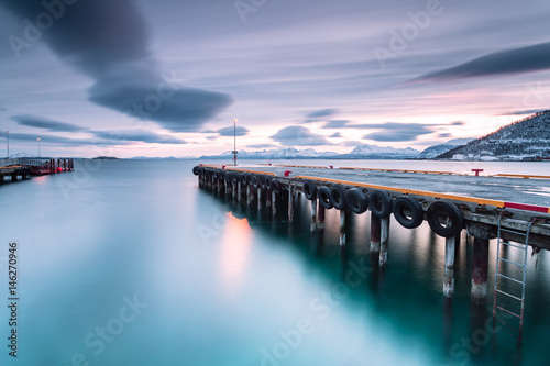 Bootssteg im Hafen von Harstad auf den Lofoten in Norwegen im Morgenlicht photo