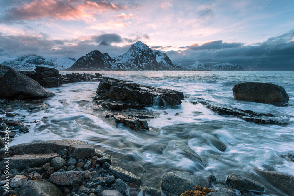 Blick auf den Strand von Flakstad auf den Lofoten in Norwegen