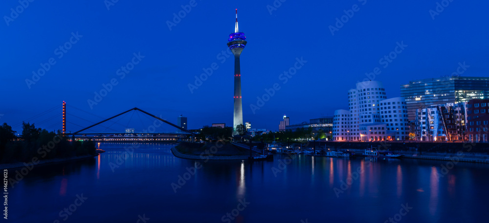 Düsseldorf - Medienhafen bei Nacht in der Blauen Stunde; Deutschland
