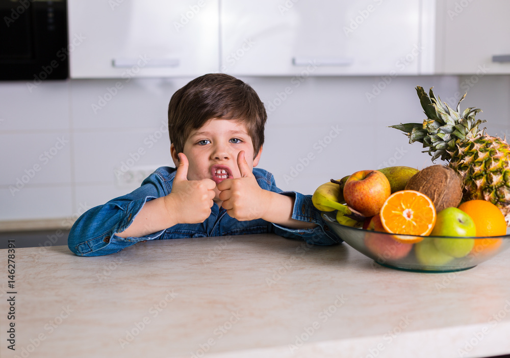 Fototapeta premium Little boy with a bowl of fresh fruits