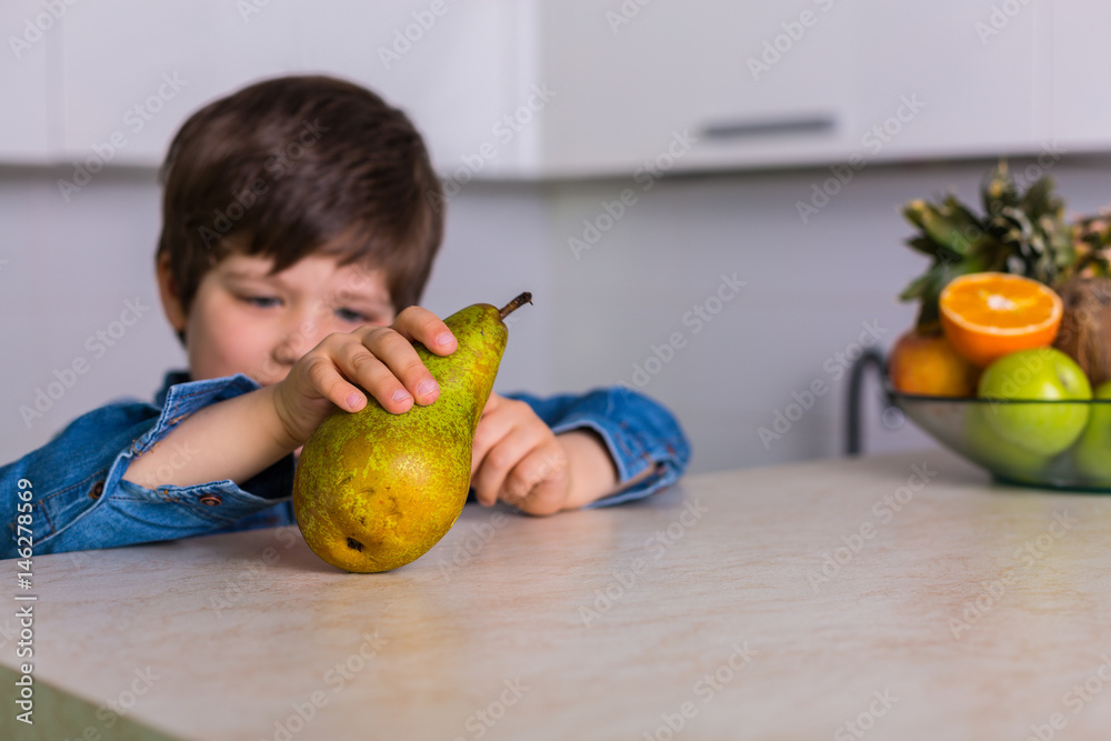 Fototapeta premium Little boy with a bowl of fresh fruits
