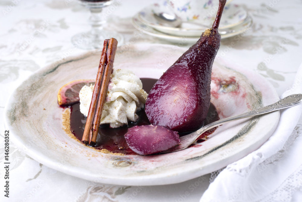 Pochierte Birne mit Rotwein als close-up in Teller Stock-Foto | Adobe Stock