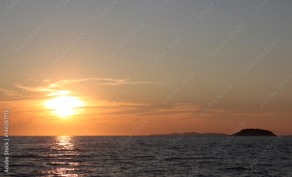 Sonnenuntergang vor der Inselgruppe Kornati an der kroatischen Adria Sonnenuntergang vor der Inselgruppe Kornati an der kroatischen Adria