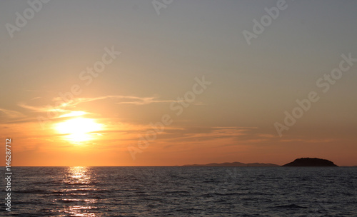 Sonnenuntergang vor der Inselgruppe Kornati an der kroatischen Adria