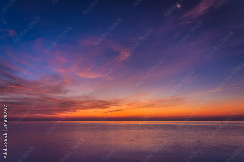 Obraz premium Morze i niebo w czasie zmierzchu