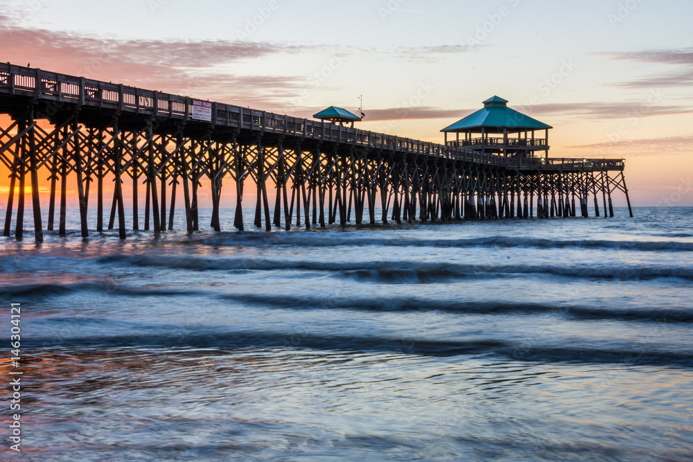 Obraz premium Folly Beach Pier at Sunrise in Charleston, South Carolina