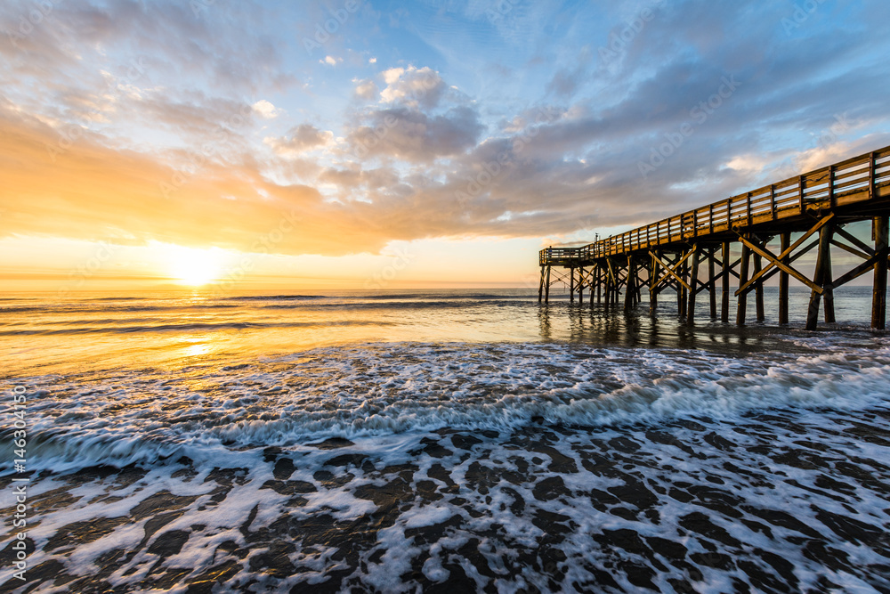 Obraz premium Isle of Palms Pier o wschodzie słońca w Charleston w Południowej Karolinie