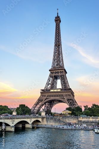 Tour Eiffel  en fin de journ  e .
