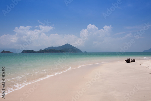 Fototapeta Naklejka Na Ścianę i Meble -  Beautiful sea and blue sky at Andaman sea,thailand