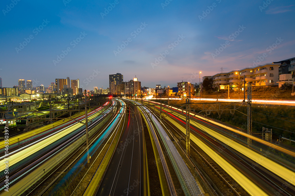 Fototapeta premium 日本の夜の都市の光跡