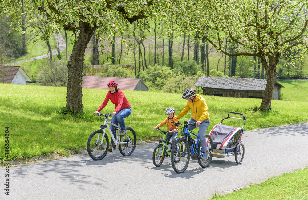 Naklejka premium bergauf anschieben mit Hilfe des Pedelecs