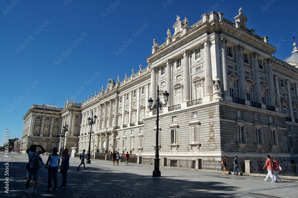 Palacio Real de Madrid y Turistas