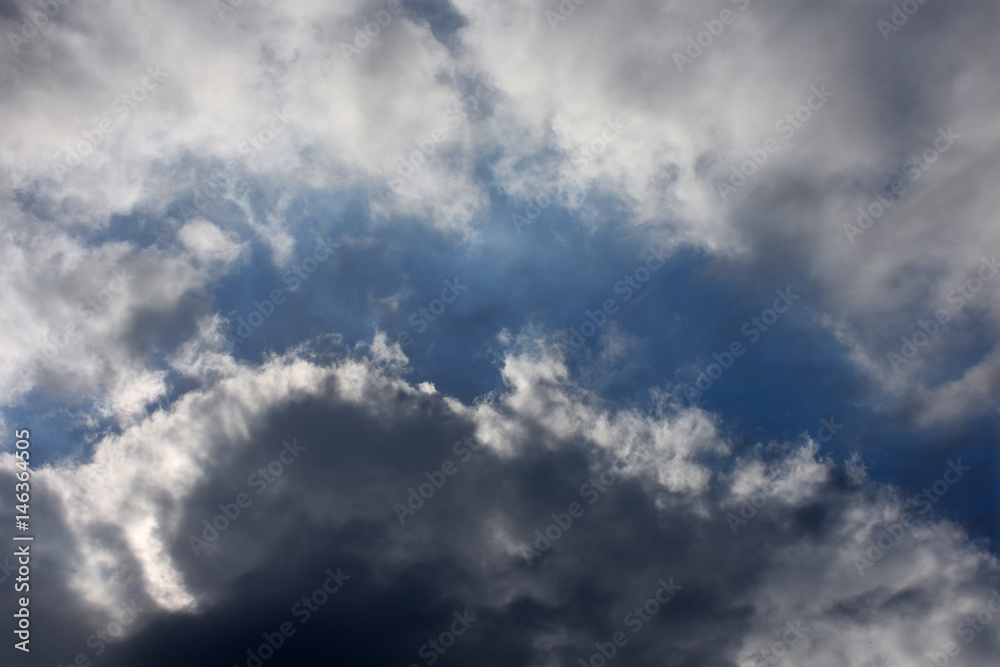 幻想的な青空と雲「空想・雲の親モンスターたち（上部）が子供のモンスターを見守るイメージ（子育て、育児、見守るイメージ）」、また、「天空の”海”や”大洋”（オーシャン）をイメージ、ブルー・オーシャン、経営戦略、未来などのイメージにつなげる」
