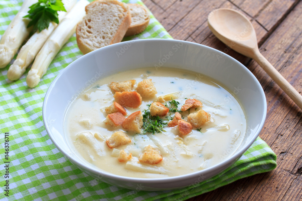 Spargelcremesuppe mit croutons Stock-Foto | Adobe Stock