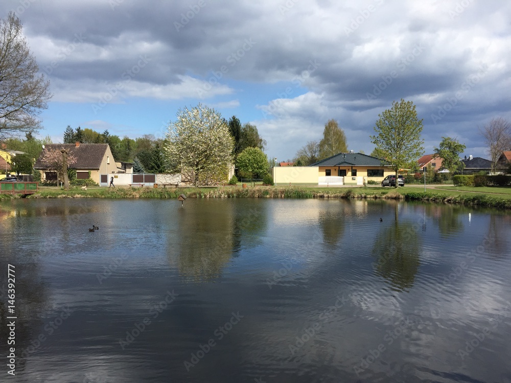 Dorf am Teich, Bäume, Wald, See, Wolken, Frühling