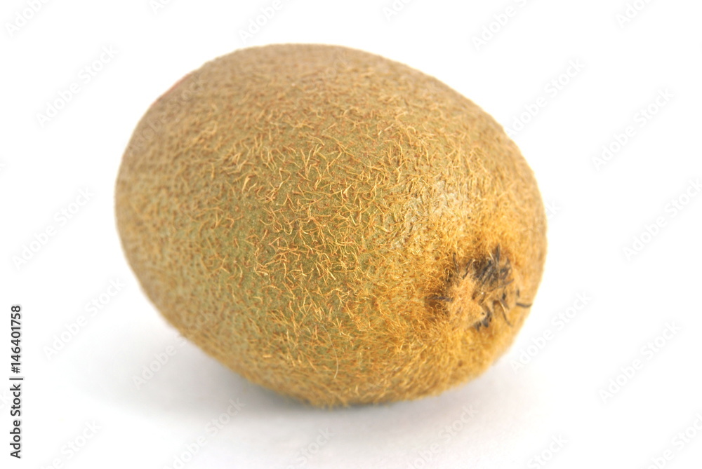 Kiwi, quivi, fruto inteiro com fundo branco Kiwi, quivi, fruto inteiro com fundo branco