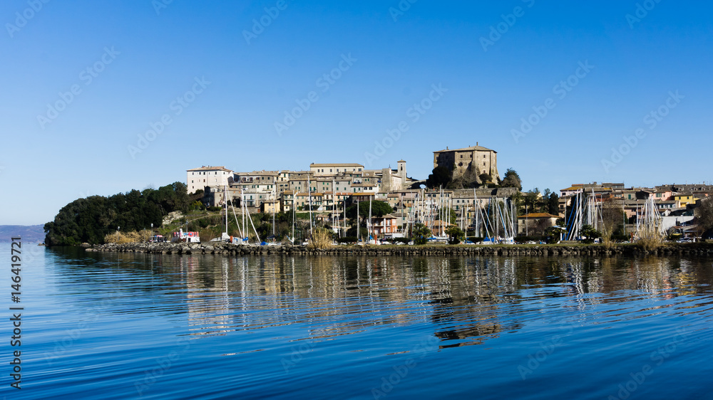 città con porto su lago di Bolsena. italia