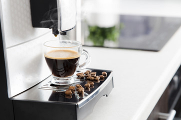 Küchenrückwand glas motiv Kaffee und Kaffeebohnen Professionelle Kaffeemaschine für zu Hause mit Espressotasse.  © Proxima Studio