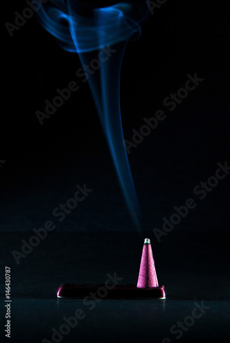 Obraz na płótnie Fumming incense stick on black background w salonie