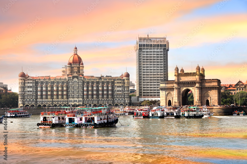 Fototapeta premium Bombaj, Indie - 6 grudnia: Brama Indii została zbudowana przez brytyjski raj w 1924 roku, konstrukcja jest łukiem bazaltowym, w dniu 6,2015 grudnia Mumbai, Indie